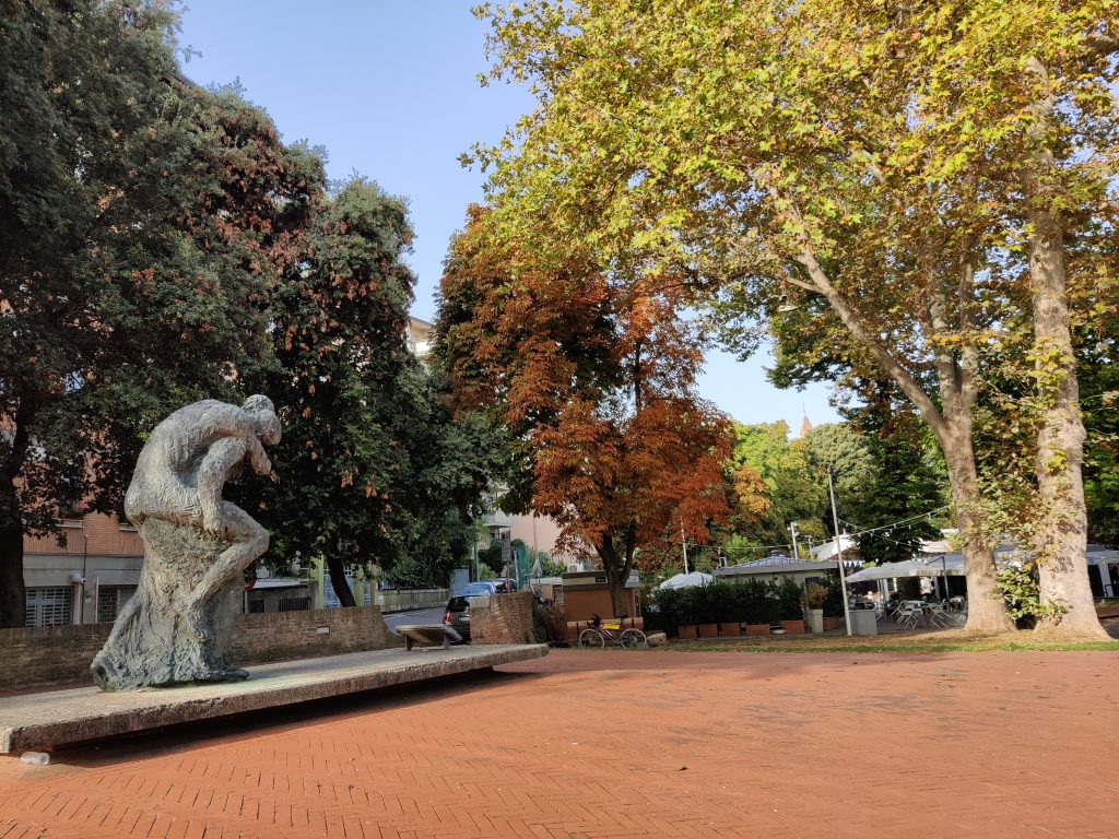 Viale Carducci 20: monumento ai Caduti per La Resistenza