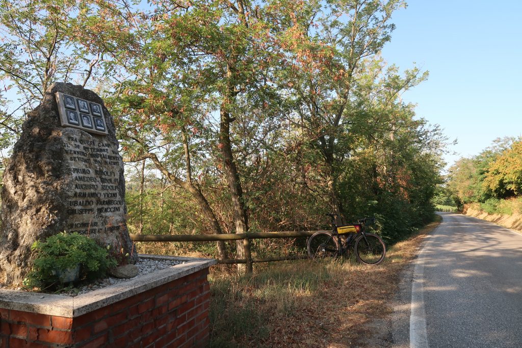 Si sale verso il Cippo ai caduti dell’eccidio del 30 settembre 1944