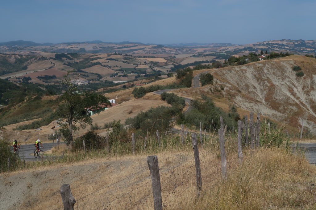 Si continua tra salite e discese immersi nella natura