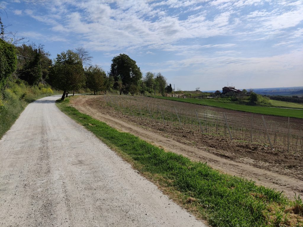 Dalla valle dell’Urgon risaliamo lungo la strada bianca fino a vedere il mare